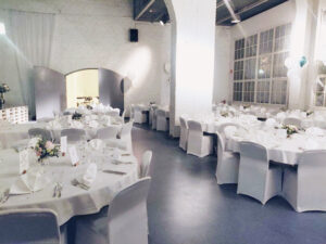 kattaus pyöreät pöydät